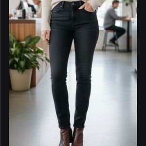 Good American Black Straight Leg Jeans